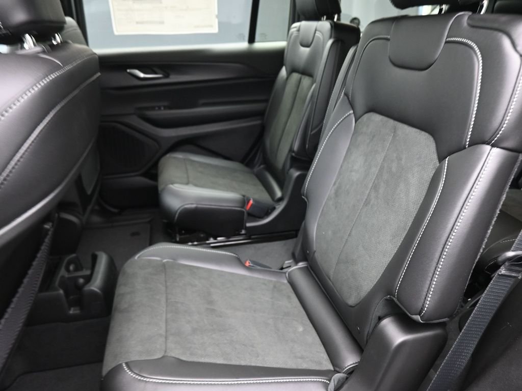 New 2025 Baltic Gray Metallic Clear-Coat Exterior Paint Jeep Altitude X image 10