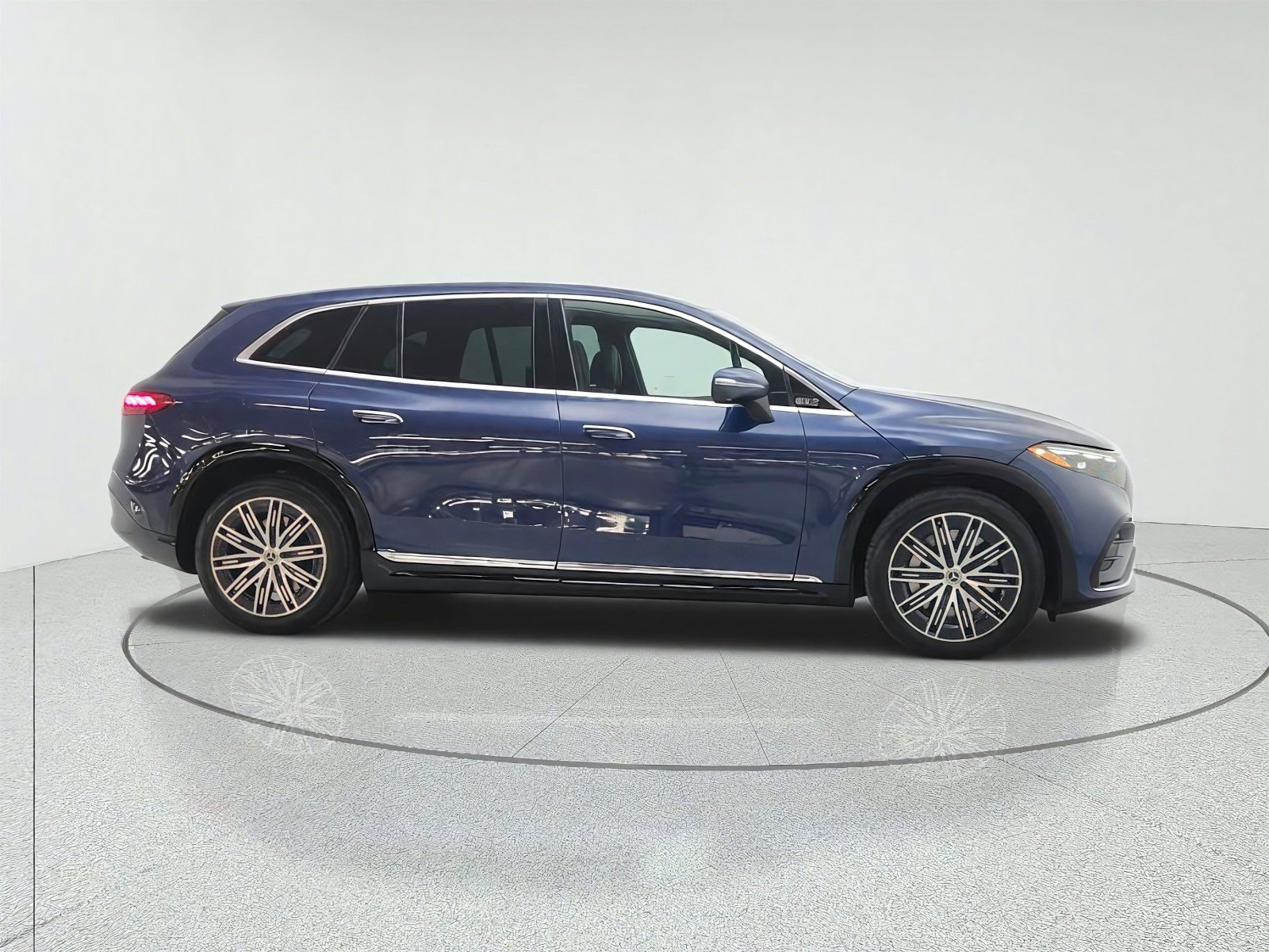 Used 2023 Twilight Blue Metallic Mercedes-Benz EQS 580 4MATIC® SUV image 4