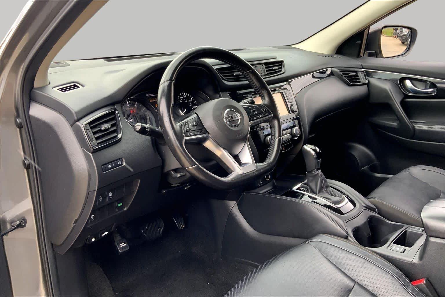 Used 2018 Gun Metallic Nissan SL image 18