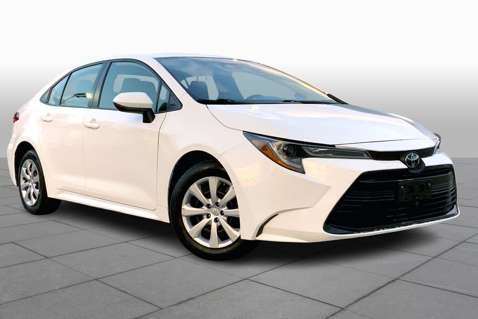 Used 2023 Ice Cap Toyota LE image 3