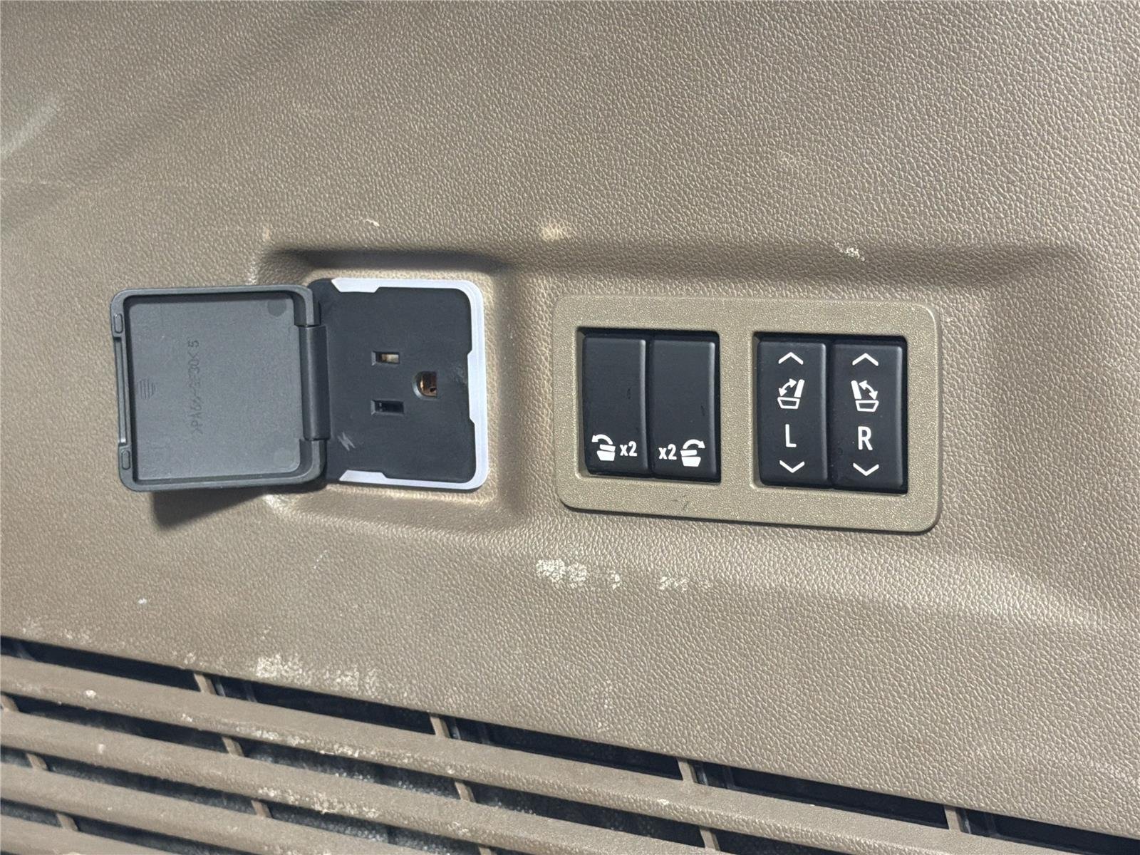 2023 GMC Yukon Denali - Photo 20
