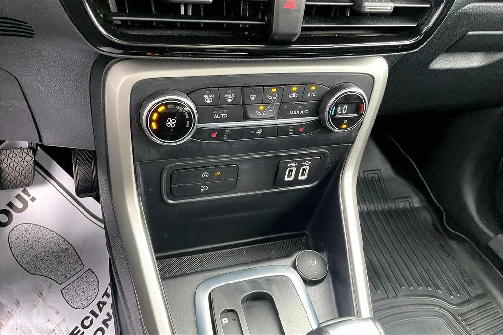 Used 2018 Diamond White Ford Titanium image 35