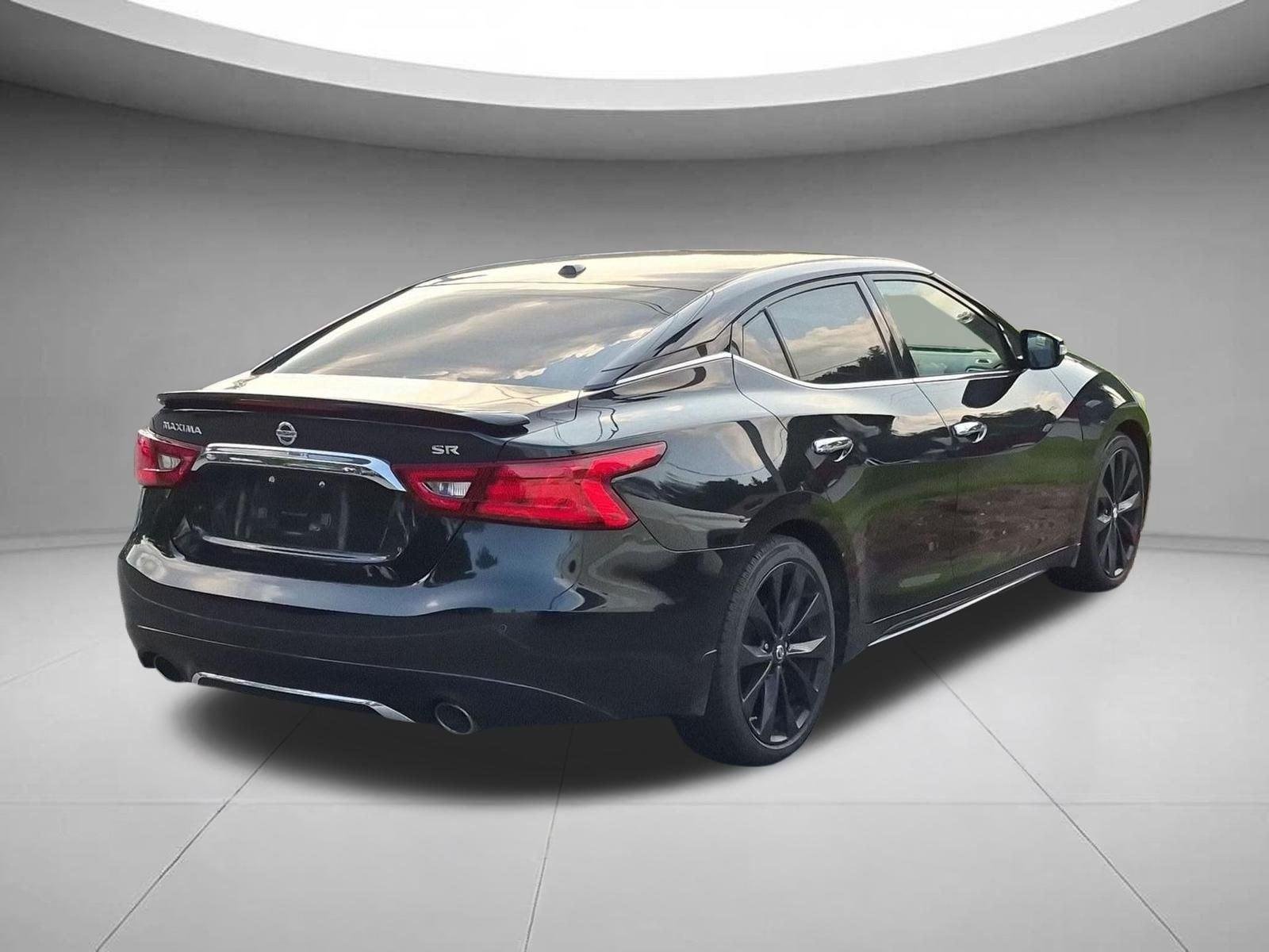 Used 2017 Super Black Nissan SR image 5