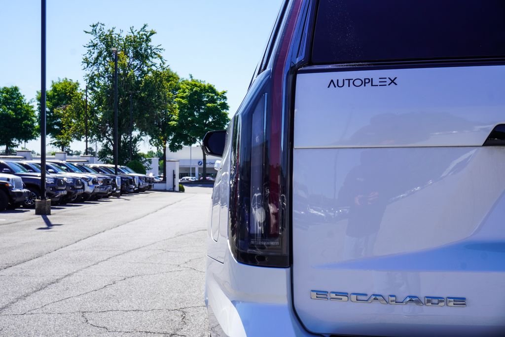 Used 2025 White Cadillac Sport image 38