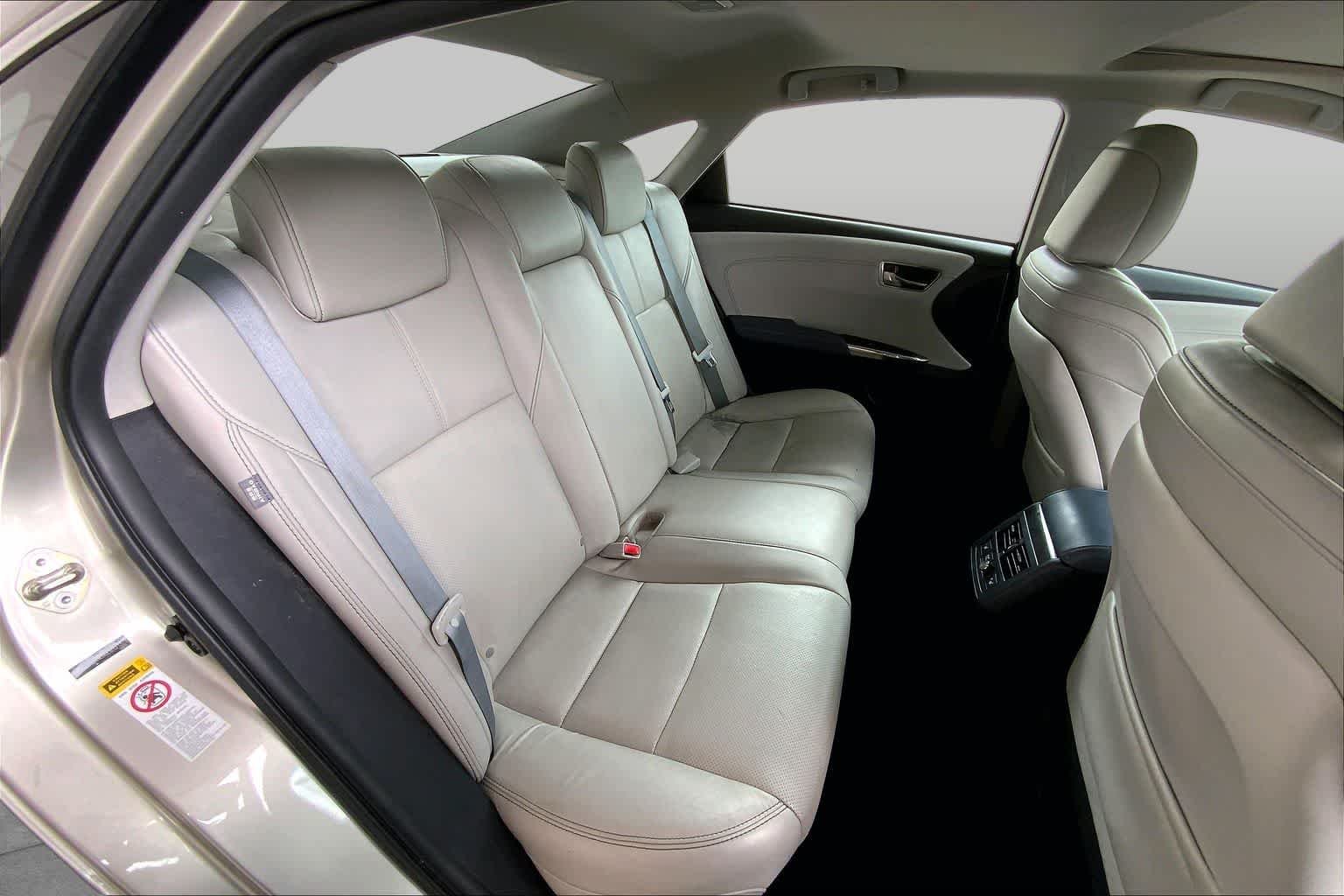 Used 2014 Creme Brulee Mica Toyota XLE image 20