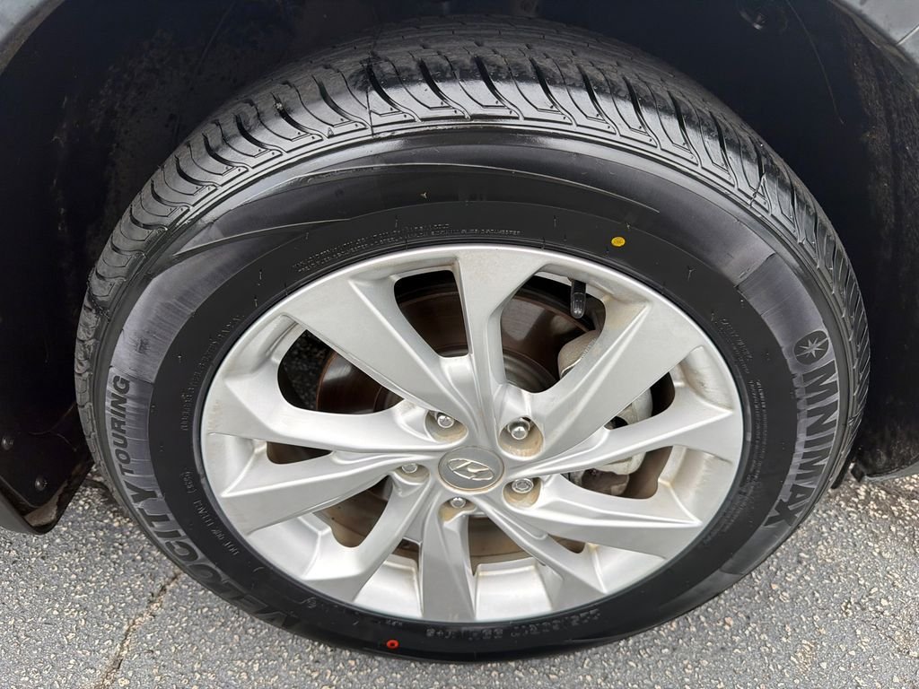 Used 2019 Silver Hyundai SE image 12