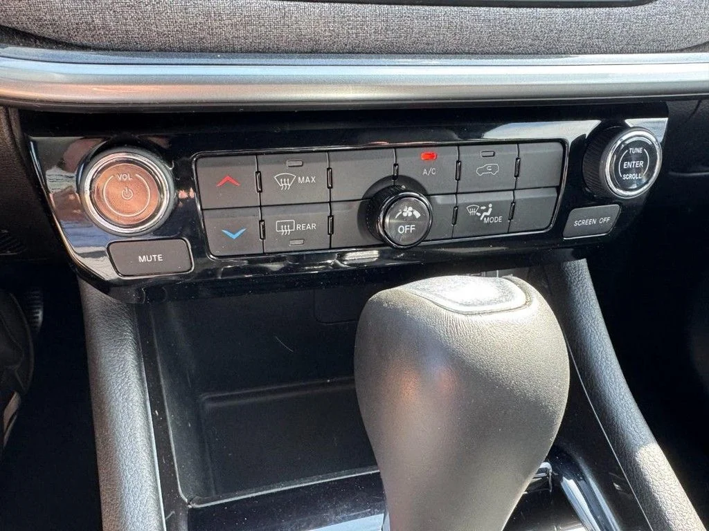 Used 2024 Blue Jeep Latitude image 18