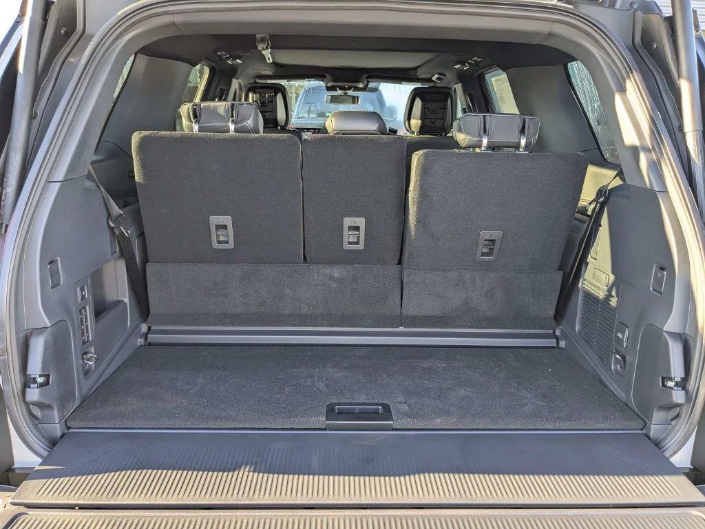 New 2027 Star White Metallic Tri-Coat Ford Platinum image 13