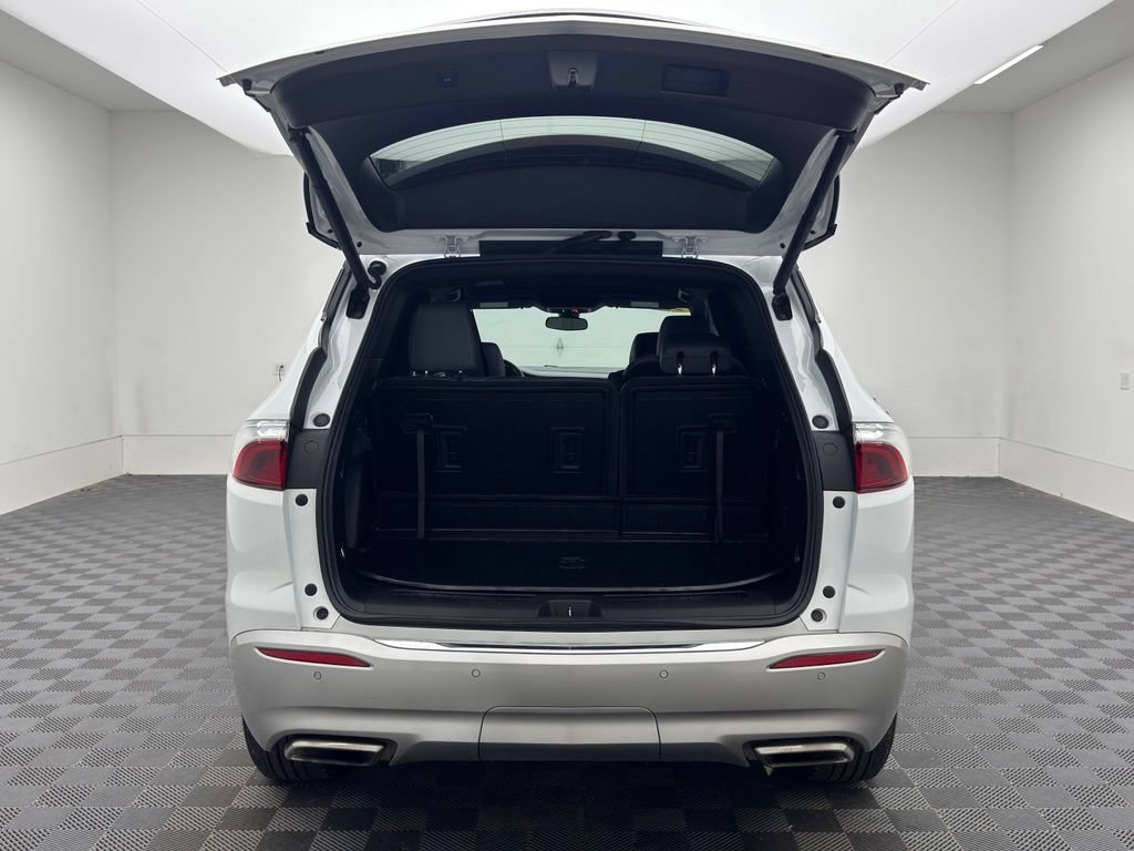 Used 2023 Summit White Buick Essence image 9