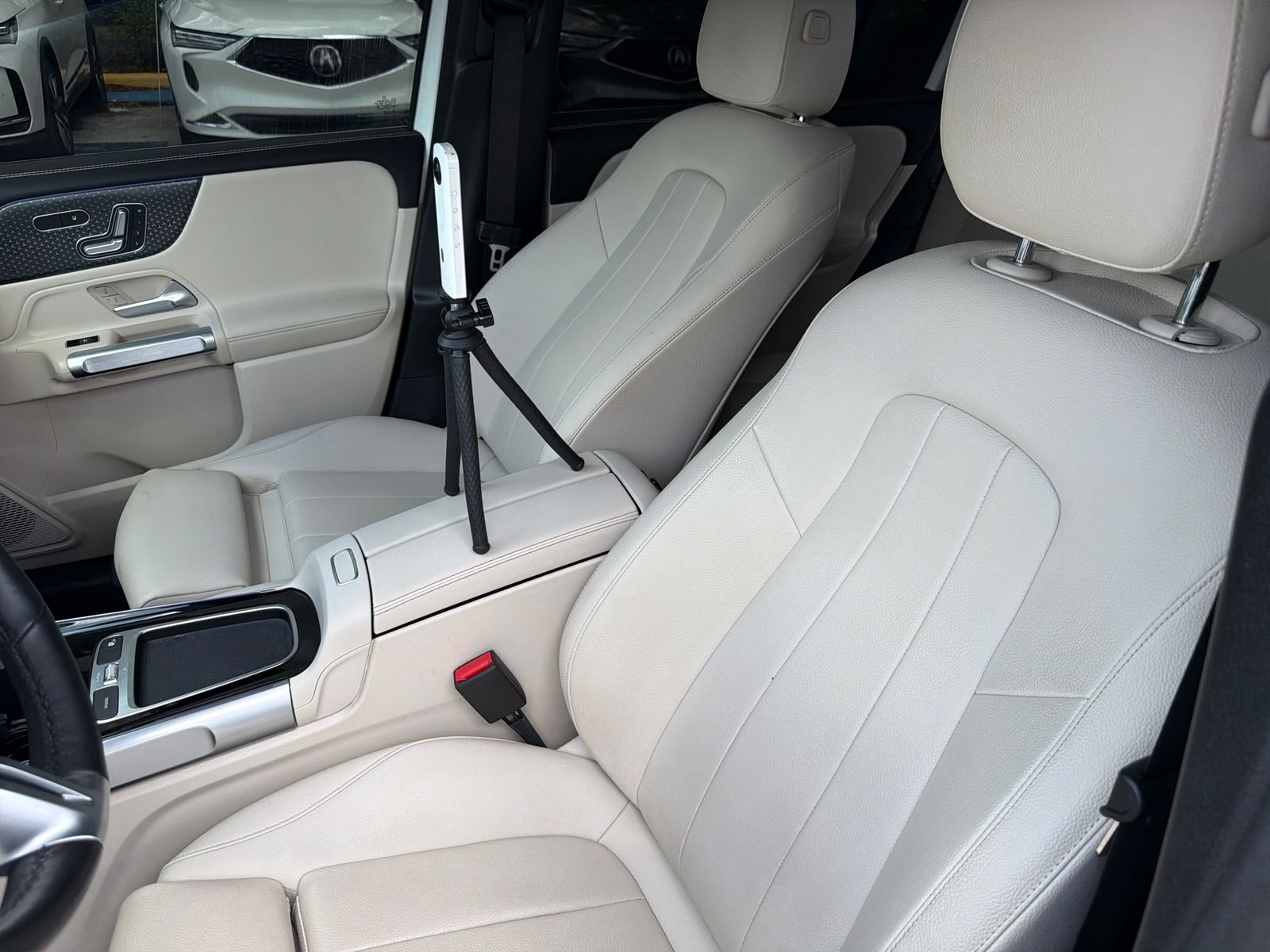 Used 2025 Polar White Mercedes-Benz GLB 250 image 29