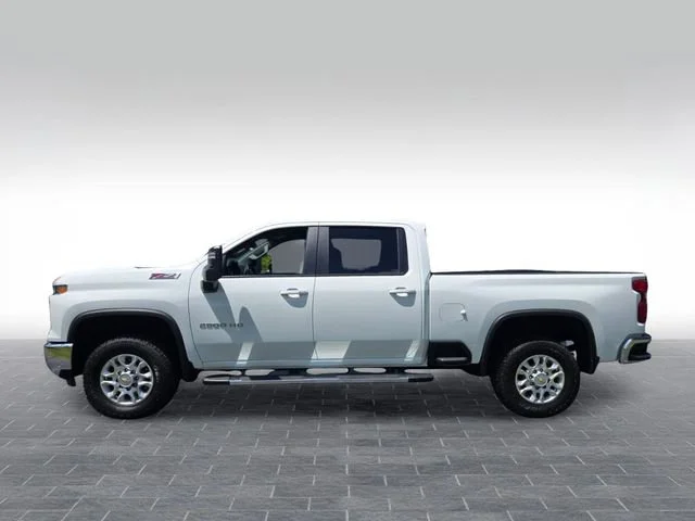 Used 2025 Summit White Chevrolet LT image 4