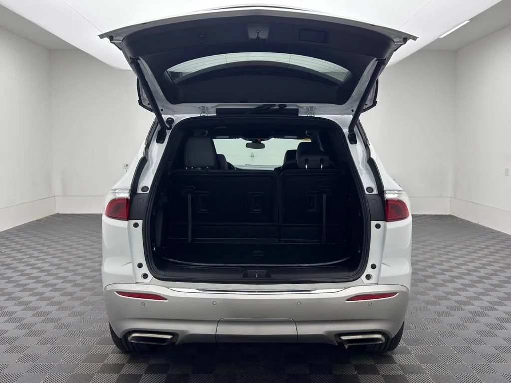Used 2023 Summit White Buick Essence image 9