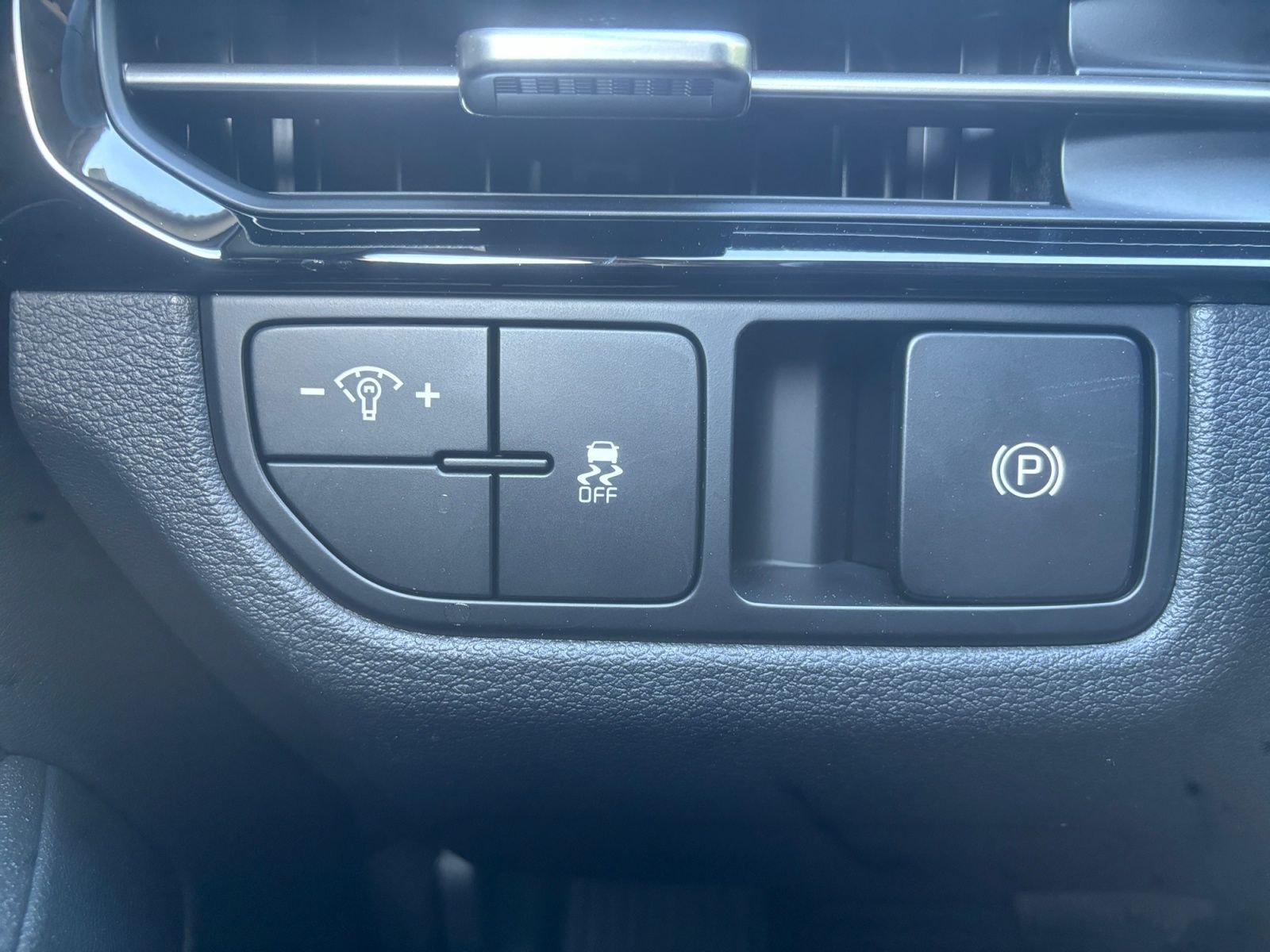 New 2026 Glacial White Pearl Kia LX image 21