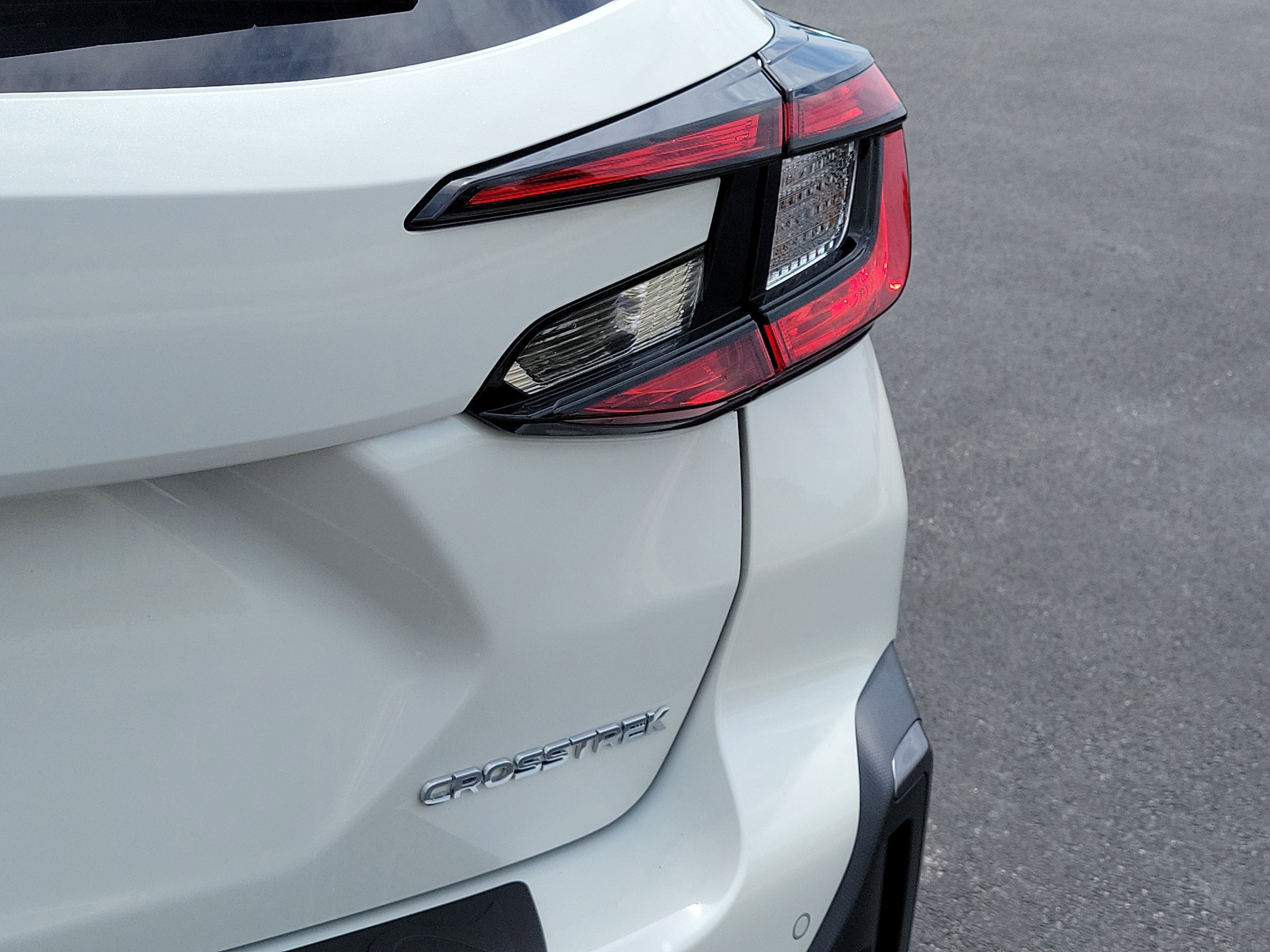 Used 2024 Crystal White Pearl Subaru Limited image 10