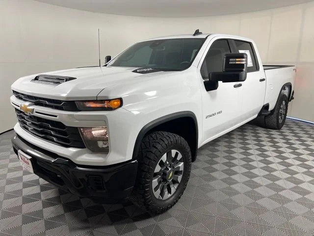 Used 2024 White Chevrolet Custom image 3