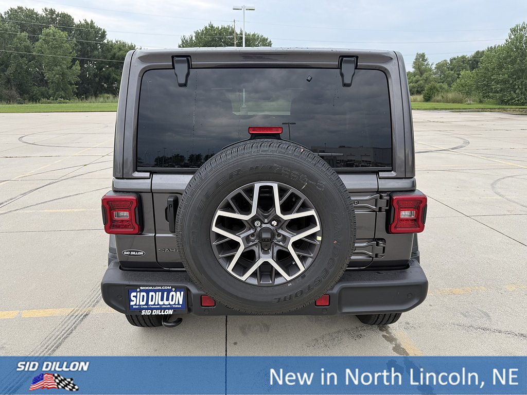 New 2026 Granite Crystal Metallic Clear-Coat Exterior Paint Jeep 4-Door Sahara 4x4 image 4