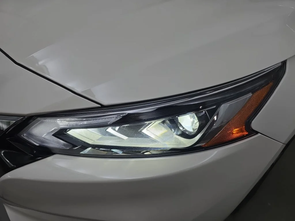 Used 2020 White Nissan 2.5 SL image 29