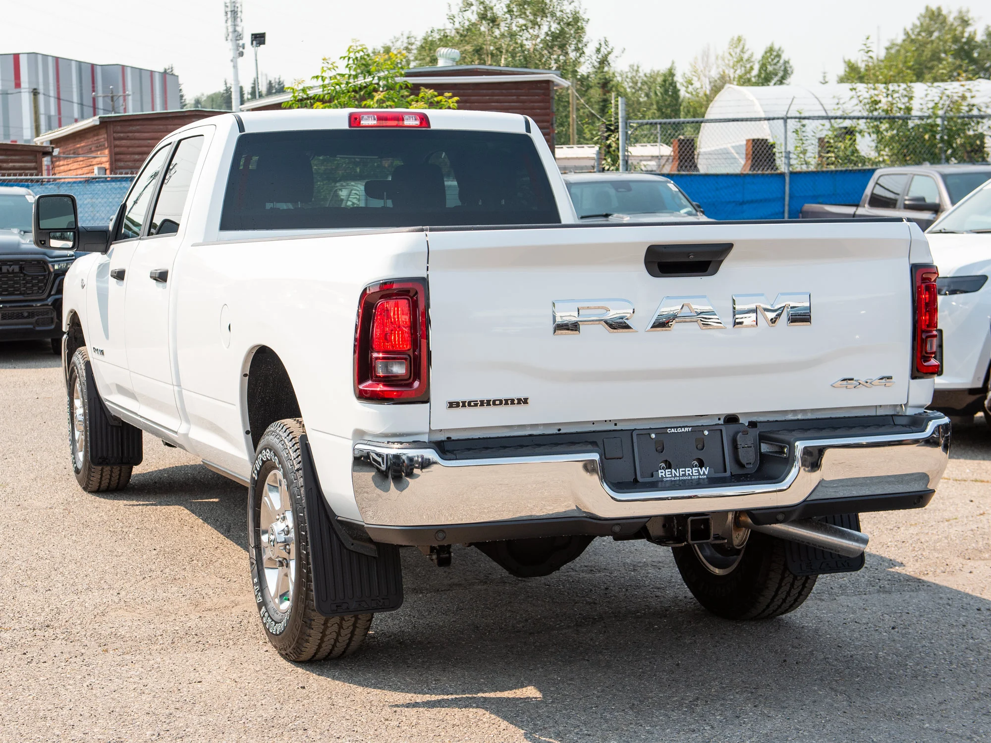 New 2027 White RAM Big Horn* Crew Cab 4x4, 8