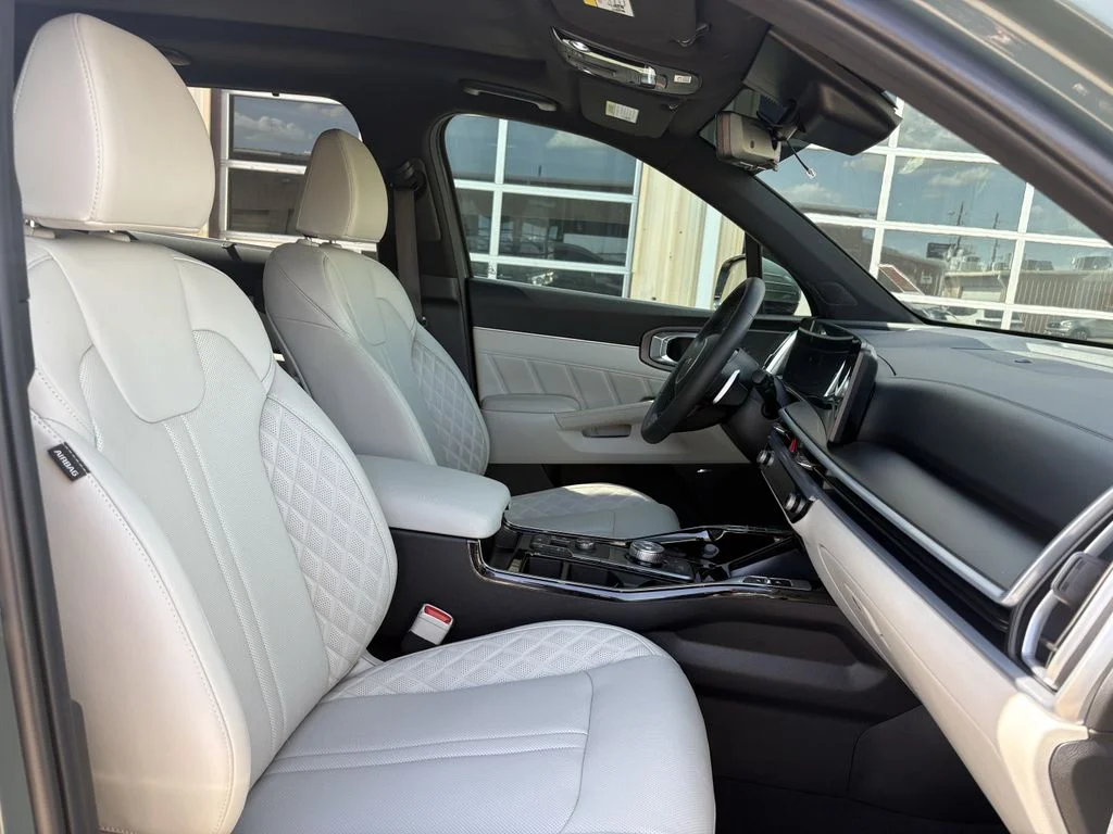 Used 2025 Cityscape Green Kia SX Prestige image 30