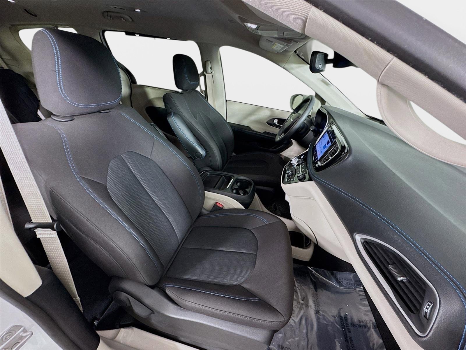 Used 2021 Bright White Clearcoat Chrysler Touring image 27