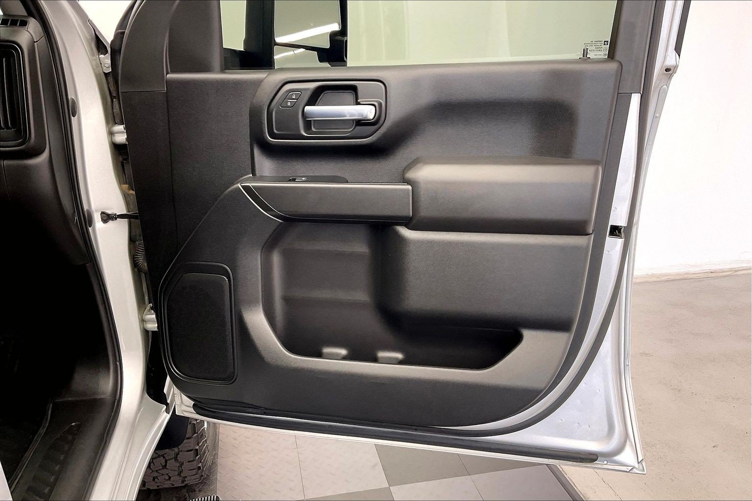Used 2022 SILVER ICE METALLIC Chevrolet Custom image 26