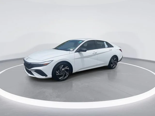 Used 2025 White Hyundai SEL Sport image 4