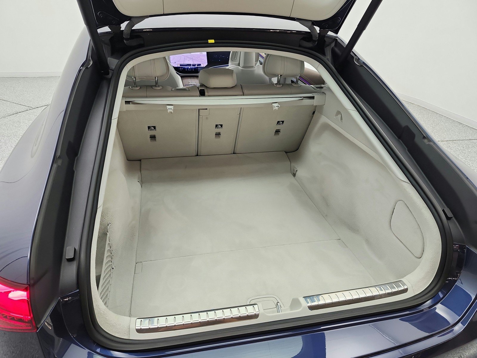 Used 2023 Twilight Blue Metallic Mercedes-Benz EQS 580 4MATIC® Sedan image 21