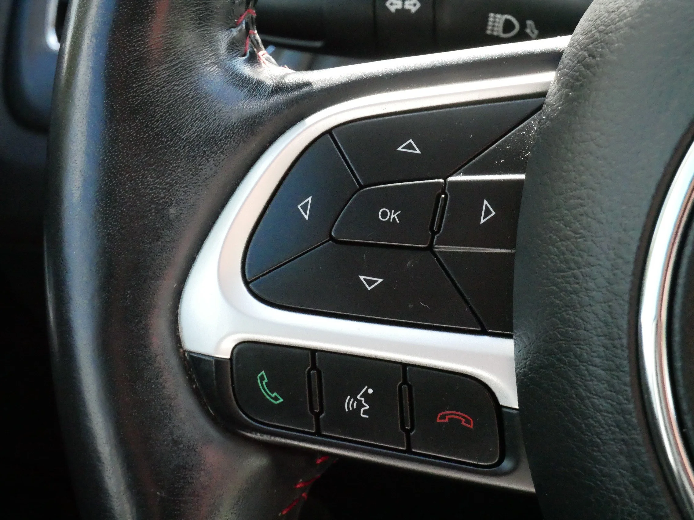 Used 2018 Diamond Black Crystal Pearlcoat Jeep Trailhawk image 28