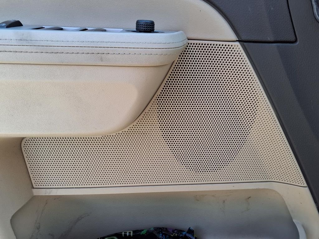 Used 2009 White Lincoln Base image 13
