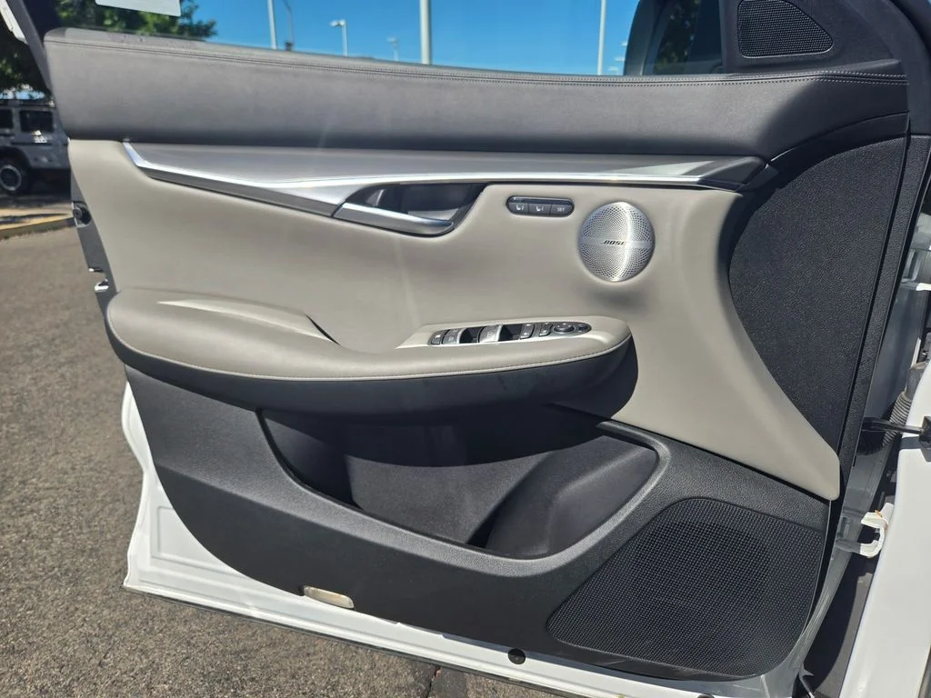 Used 2025 White INFINITI LUXE image 17