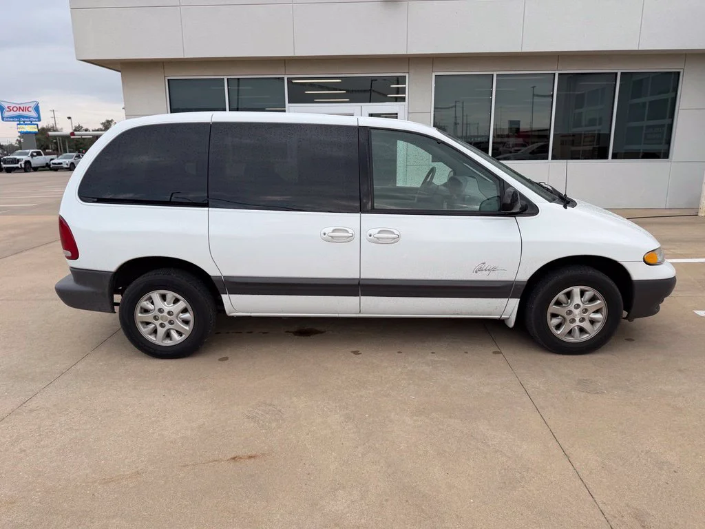 Used 1996  Plymouth SE image 2