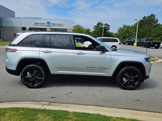 New 2025 Silver Zynith Exterior Paint Jeep Limited image 16