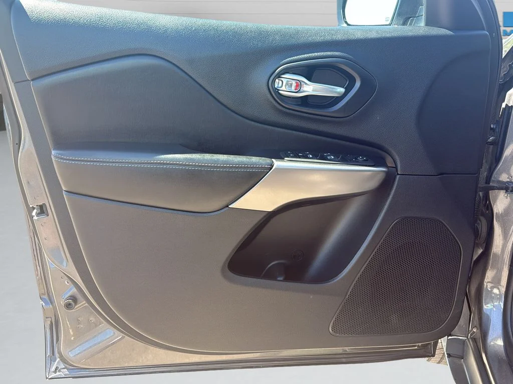 Used 2021 Gray Jeep Latitude Plus image 19