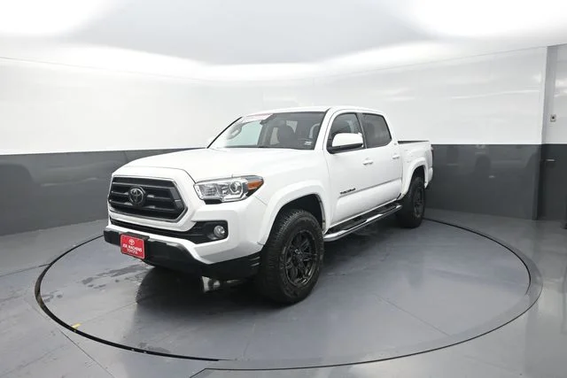 Used 2022 White Toyota SR5 image 35