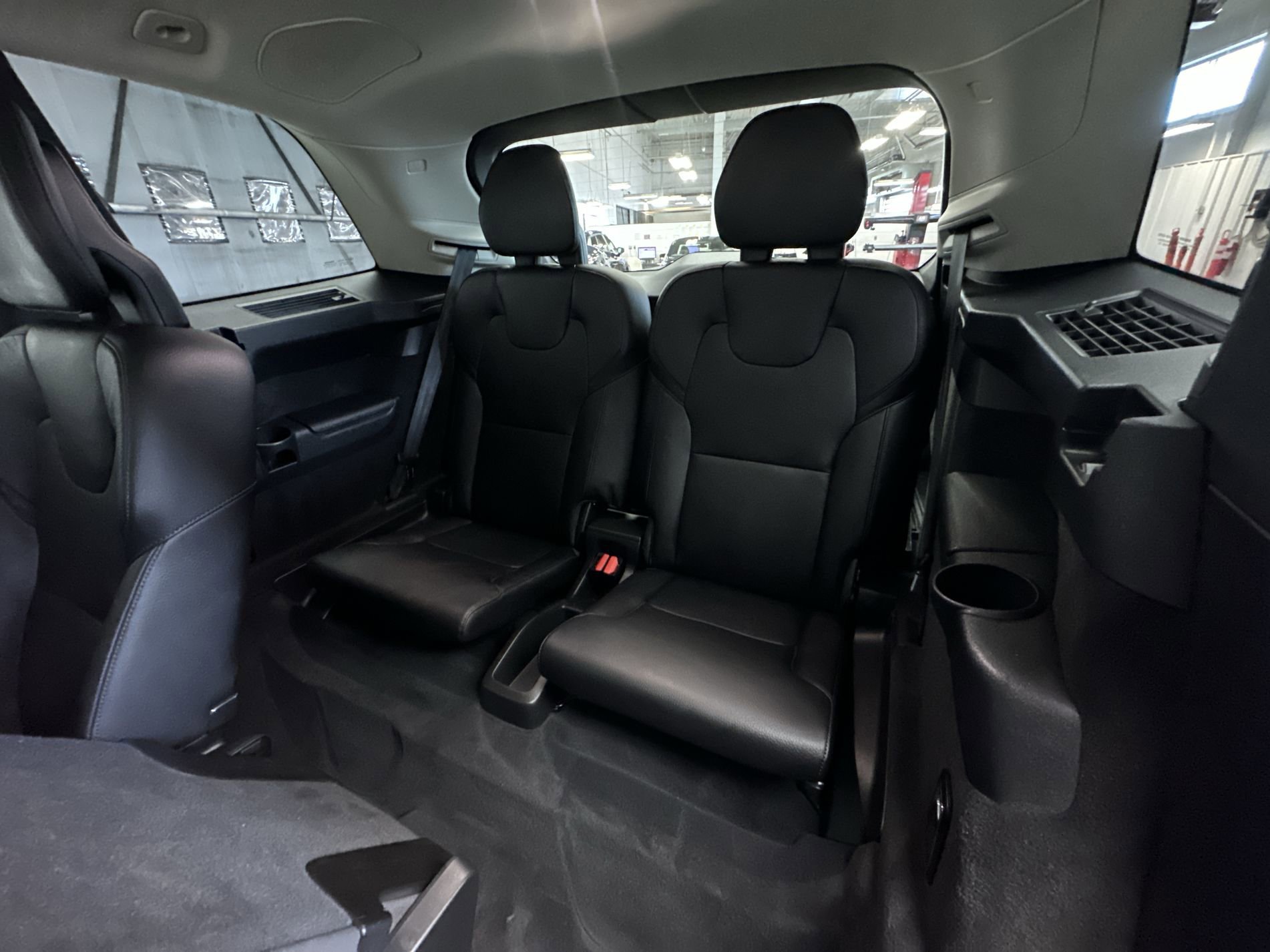 Used 2018 Onyx Black Metallic Volvo Momentum image 24