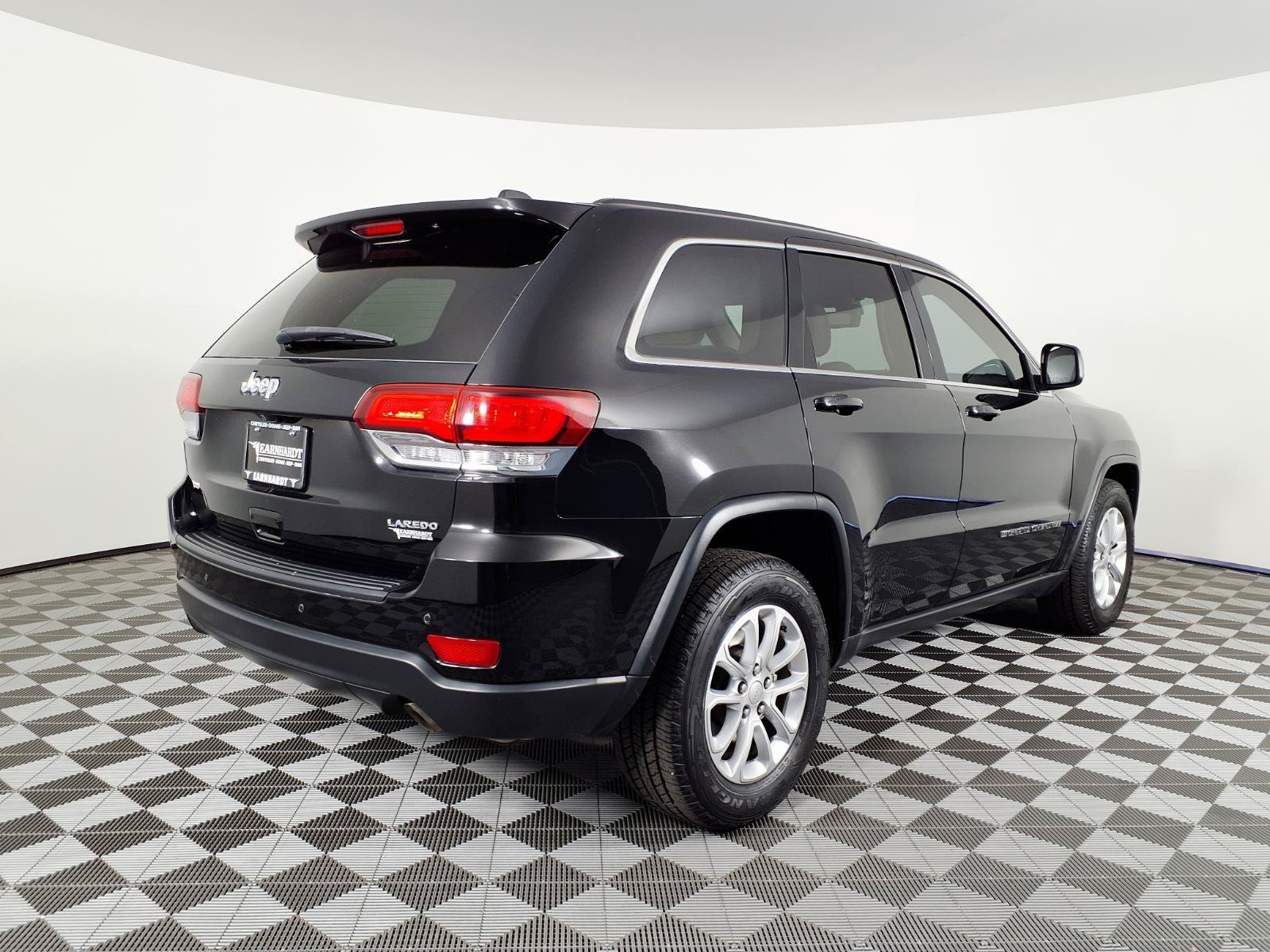 Certified Used 2022 Diamond Black Crystal Pearlcoat Jeep Laredo E image 4