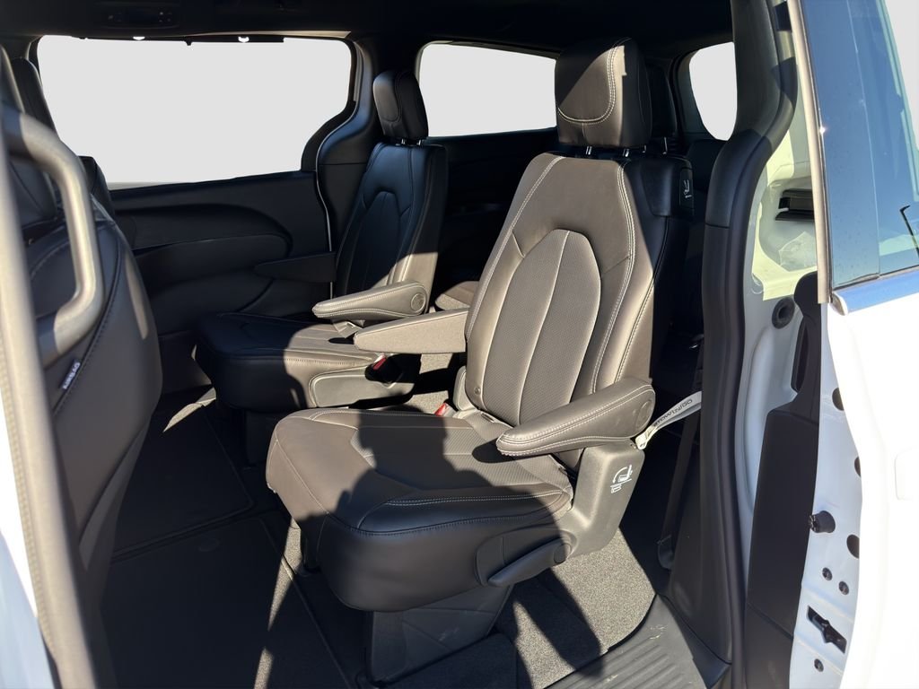 New 2026 Bright White Clear-Coat Exterior Paint Chrysler LX image 13