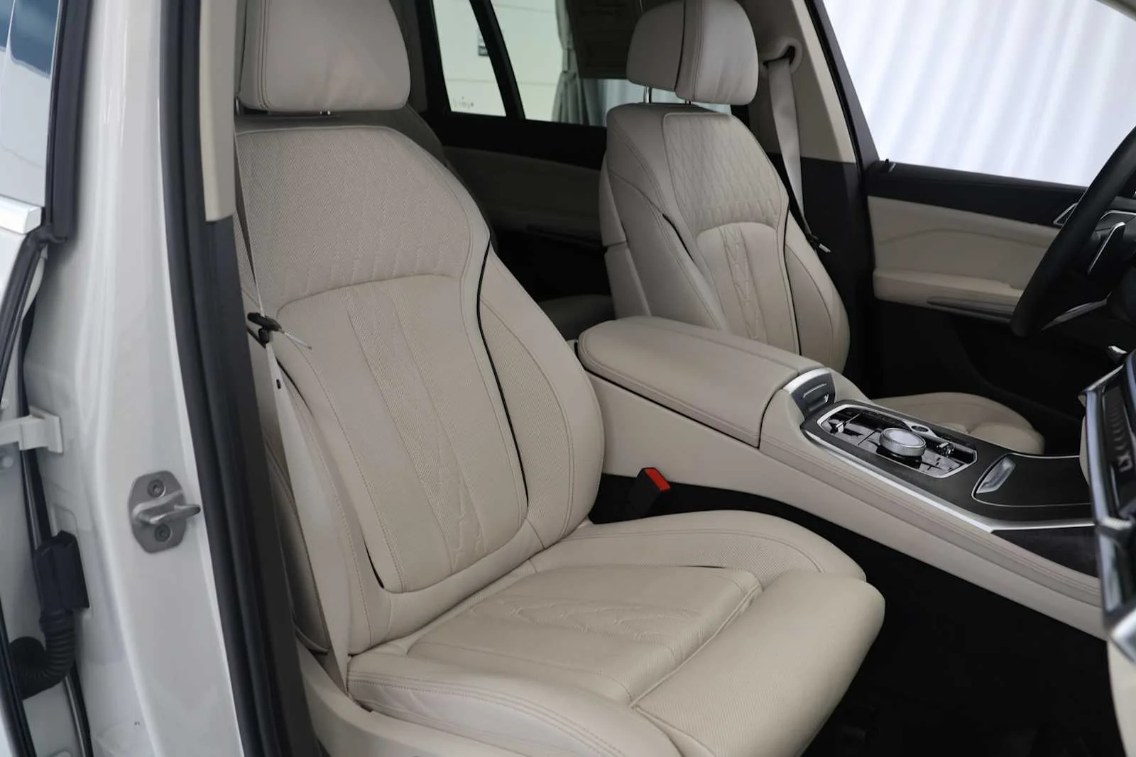 Certified Used 2025 Mineral White Metallic BMW xDrive40i image 14
