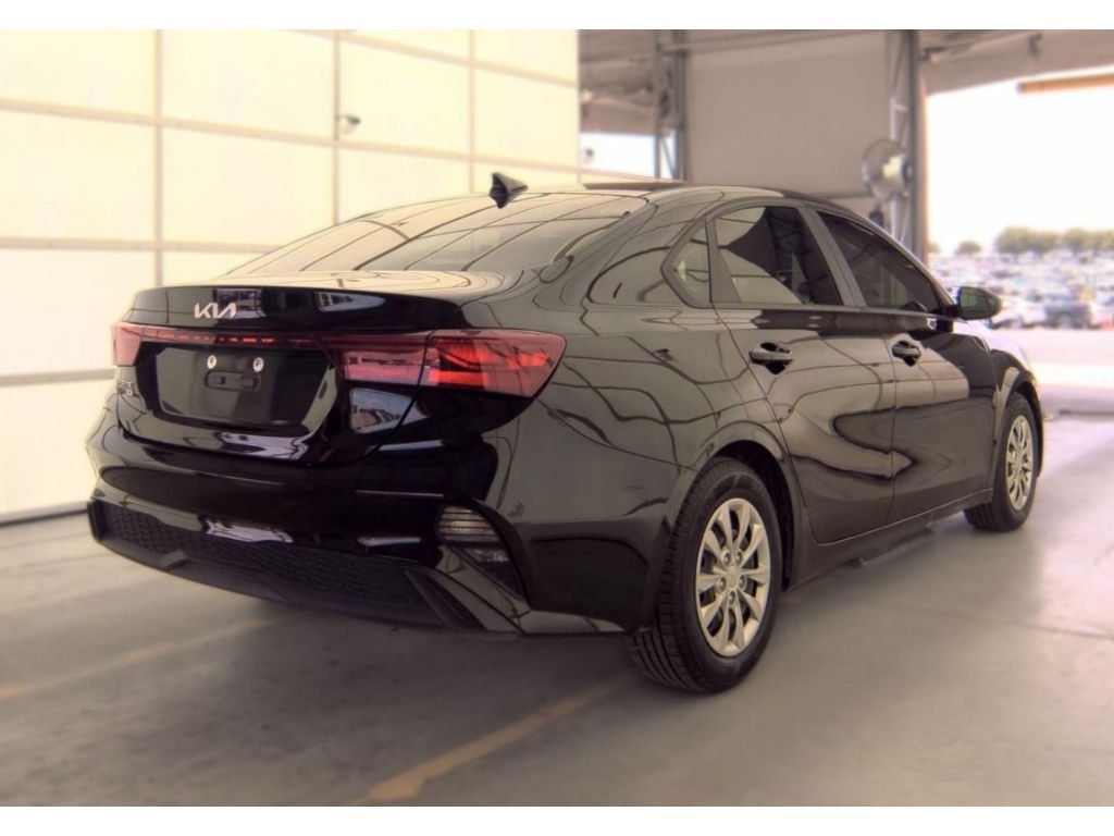 Used 2022 Aurora Black Kia FE image 3