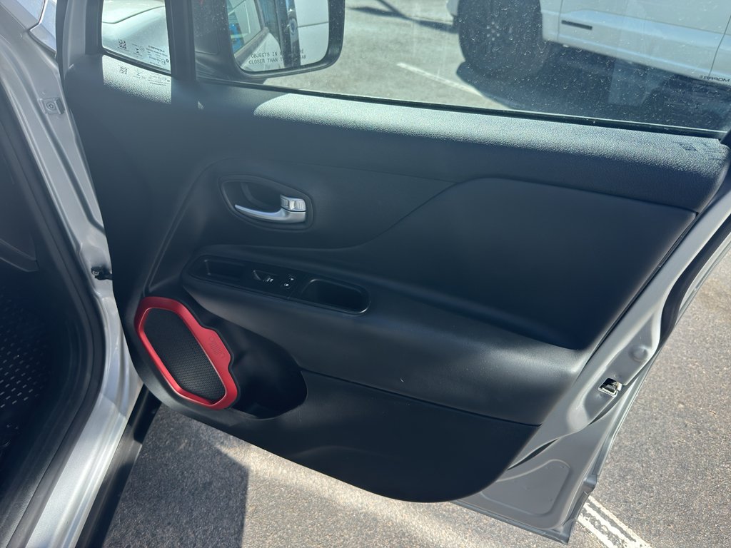 Used 2018 Glacier Metallic Jeep Trailhawk image 9