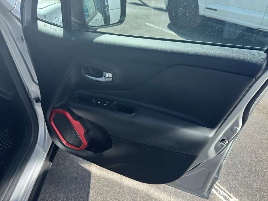 Used 2018 Glacier Metallic Jeep Trailhawk image 9