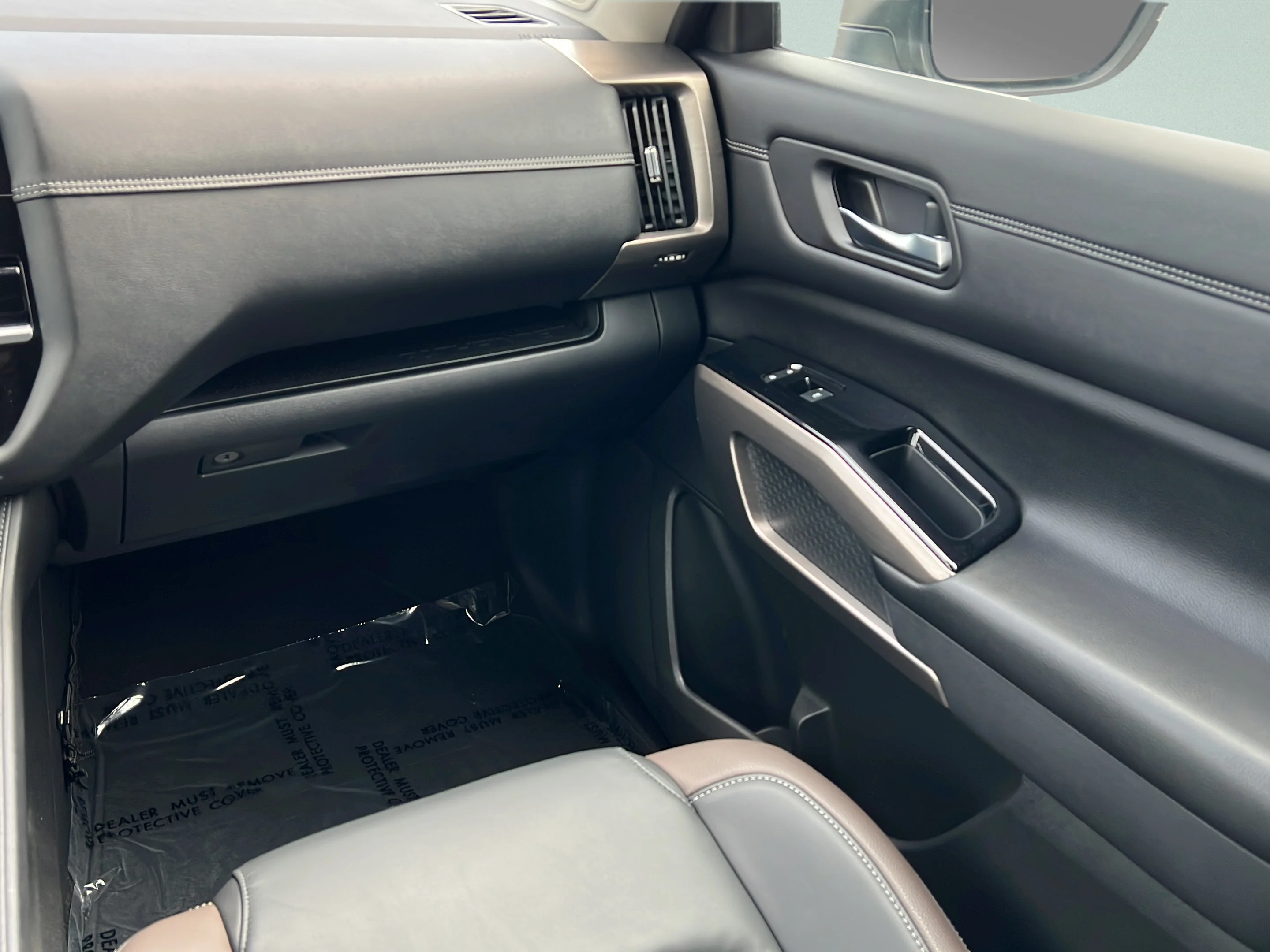 Used 2022 Pearl White Tricoat Nissan Platinum image 13