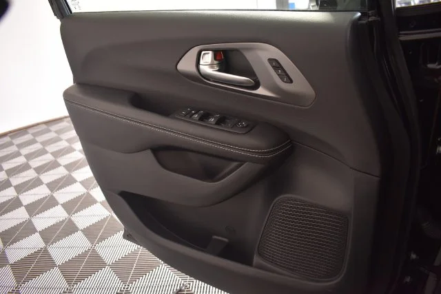 New 2026 Diamond Black Crystal Pearl-Coat Exterior Paint Chrysler Select image 32