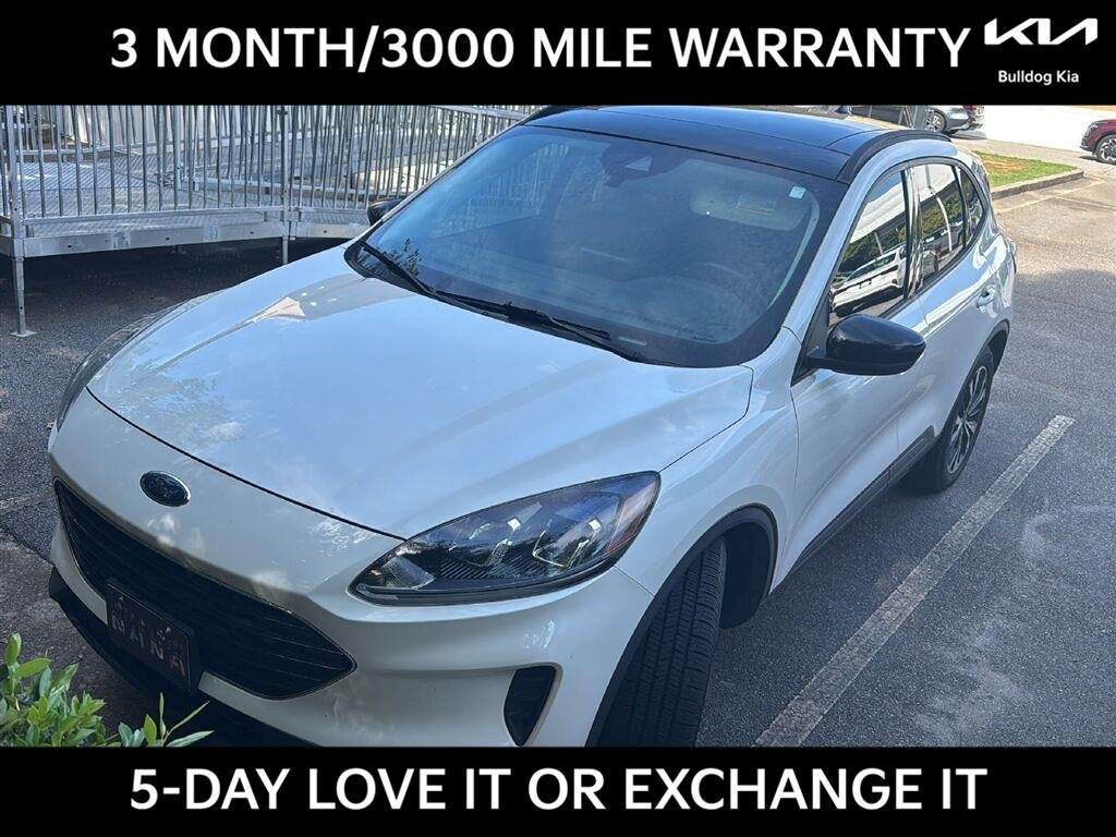 Used 2022 Star White Metallic Tri-Coat Ford SE image 1
