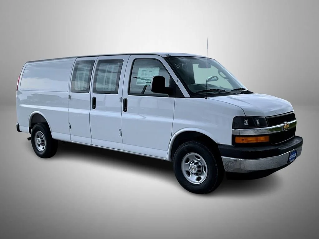 New 2026 Summit White Chevrolet 1WT image 3