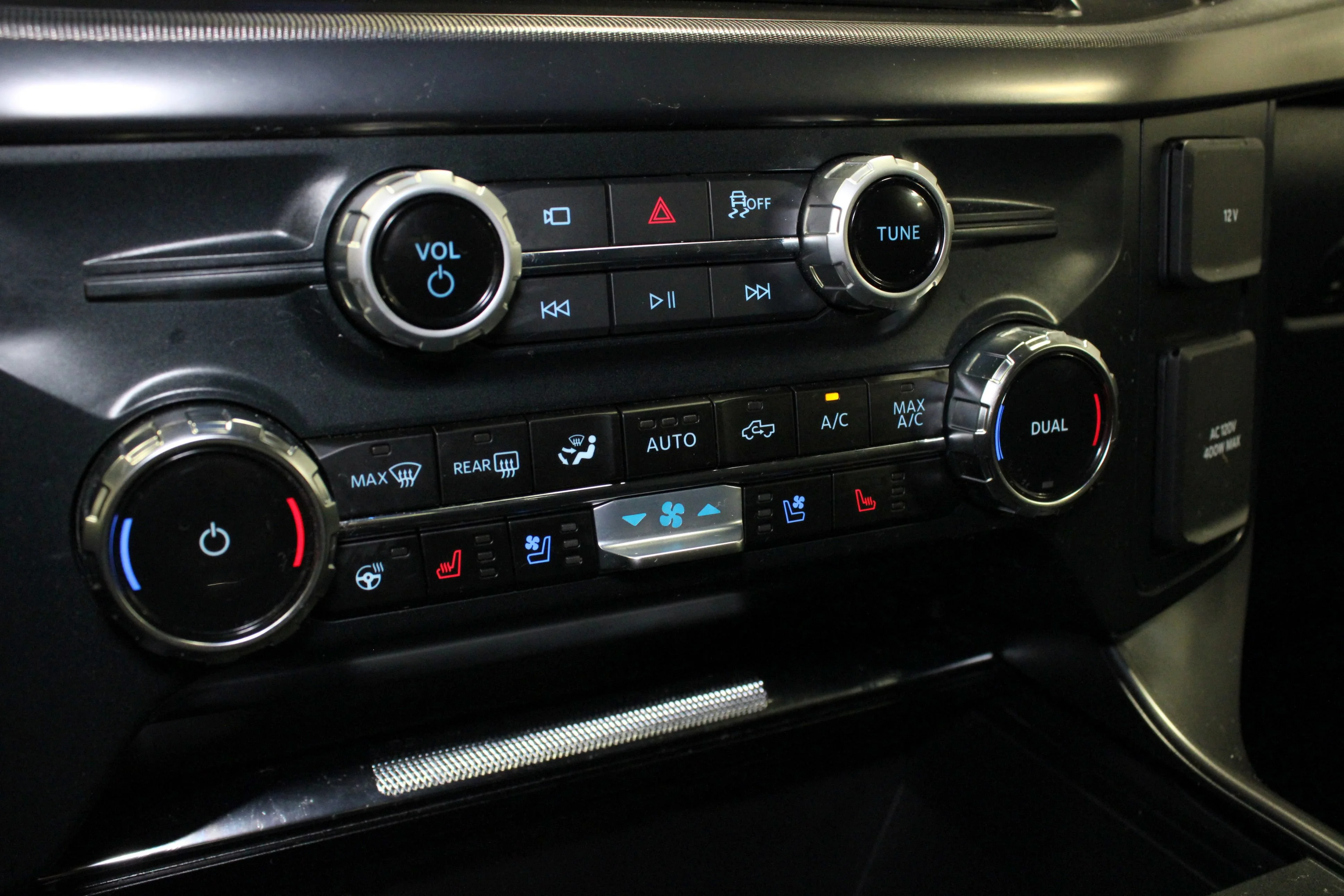 Used 2025 Space White Metallic Ford LARIAT image 27