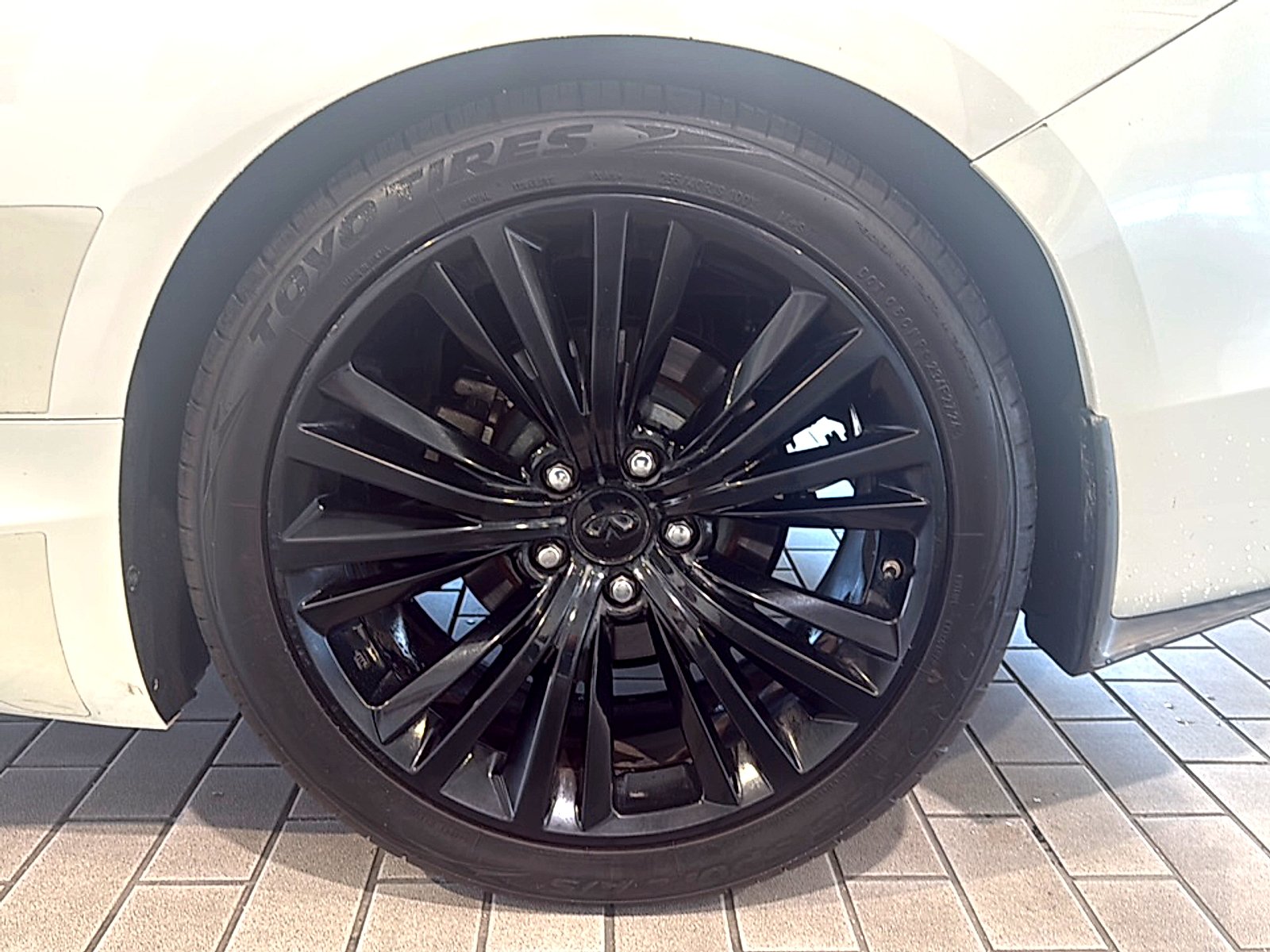 Used 2018 Majestic White INFINITI 3.0t LUXE image 9