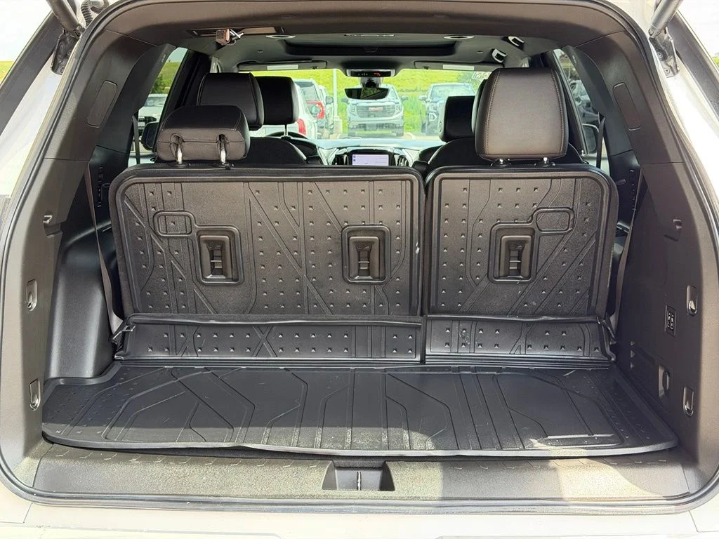 Used 2022 White Chevrolet High Country image 9