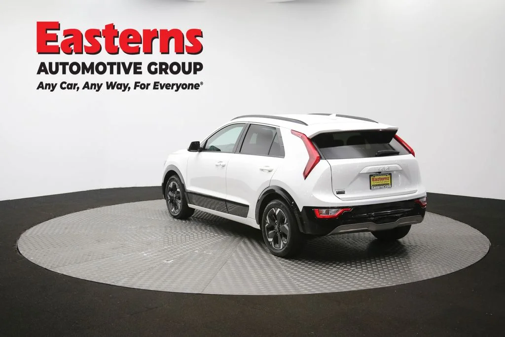 Used 2023 White Kia Wind image 64