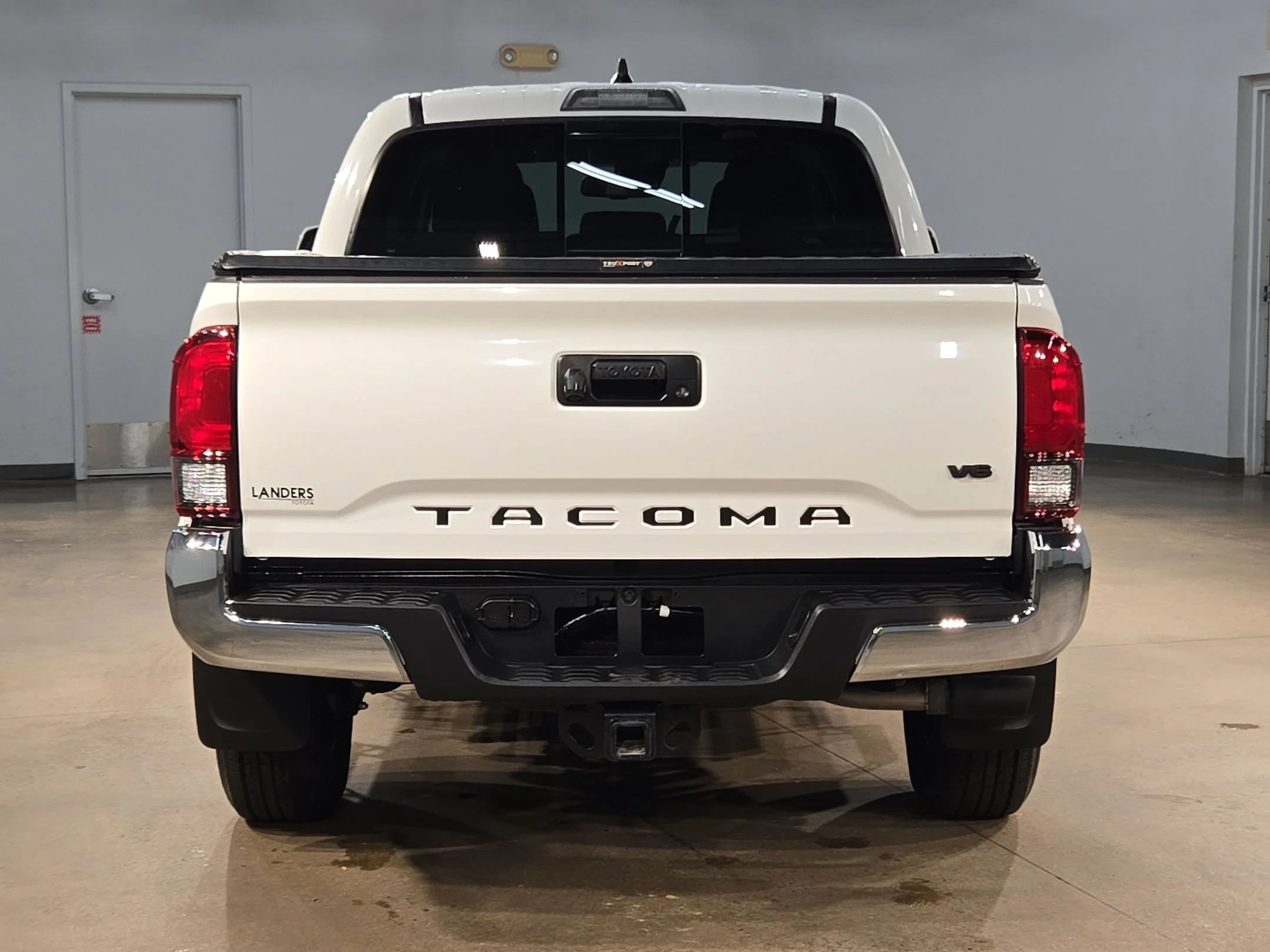 Used 2022 White Toyota SR5 image 6